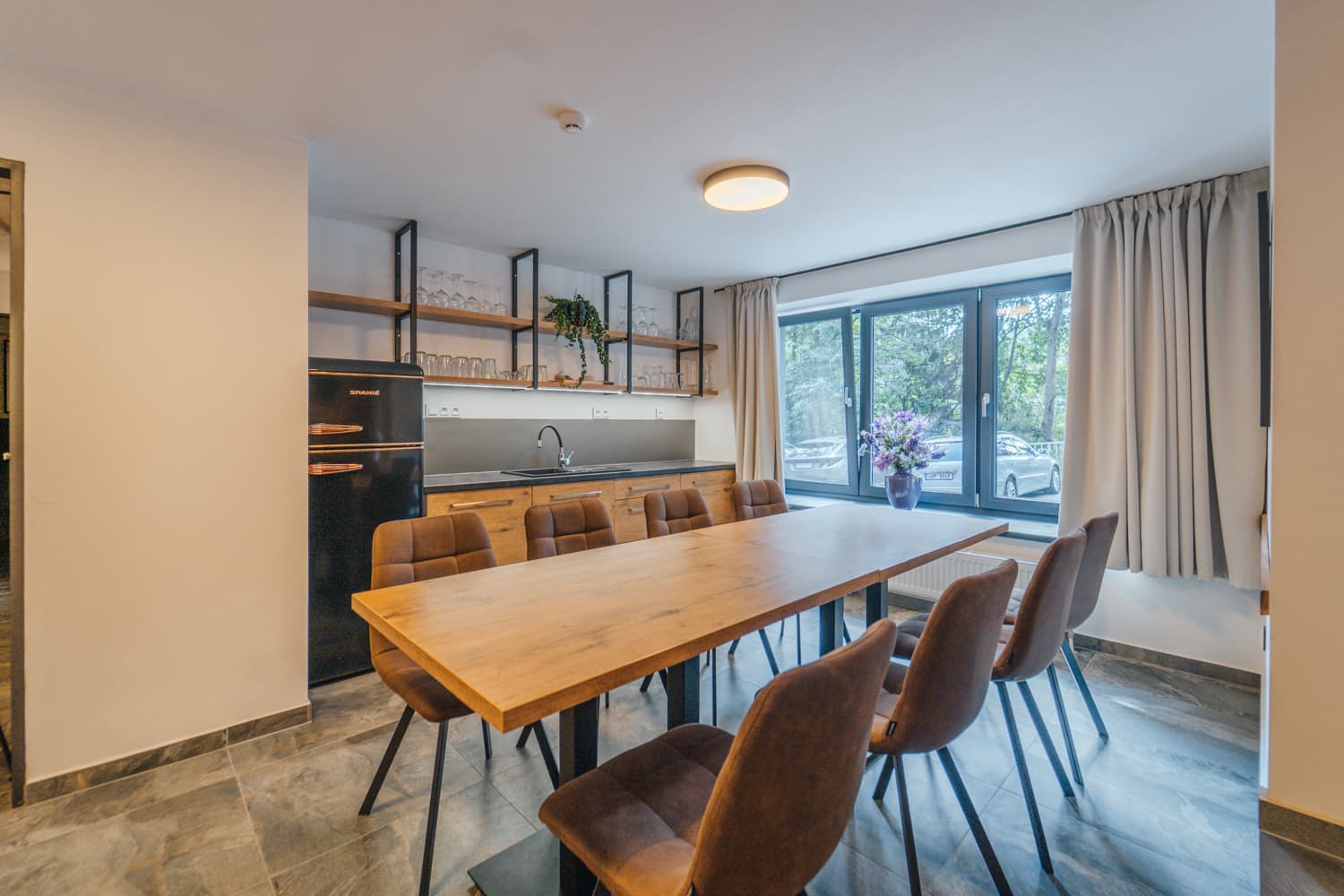 Lounge chaletu s jídelním stolem